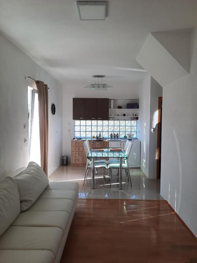 Apartmani Sruk Sukošan Екстериор снимка
