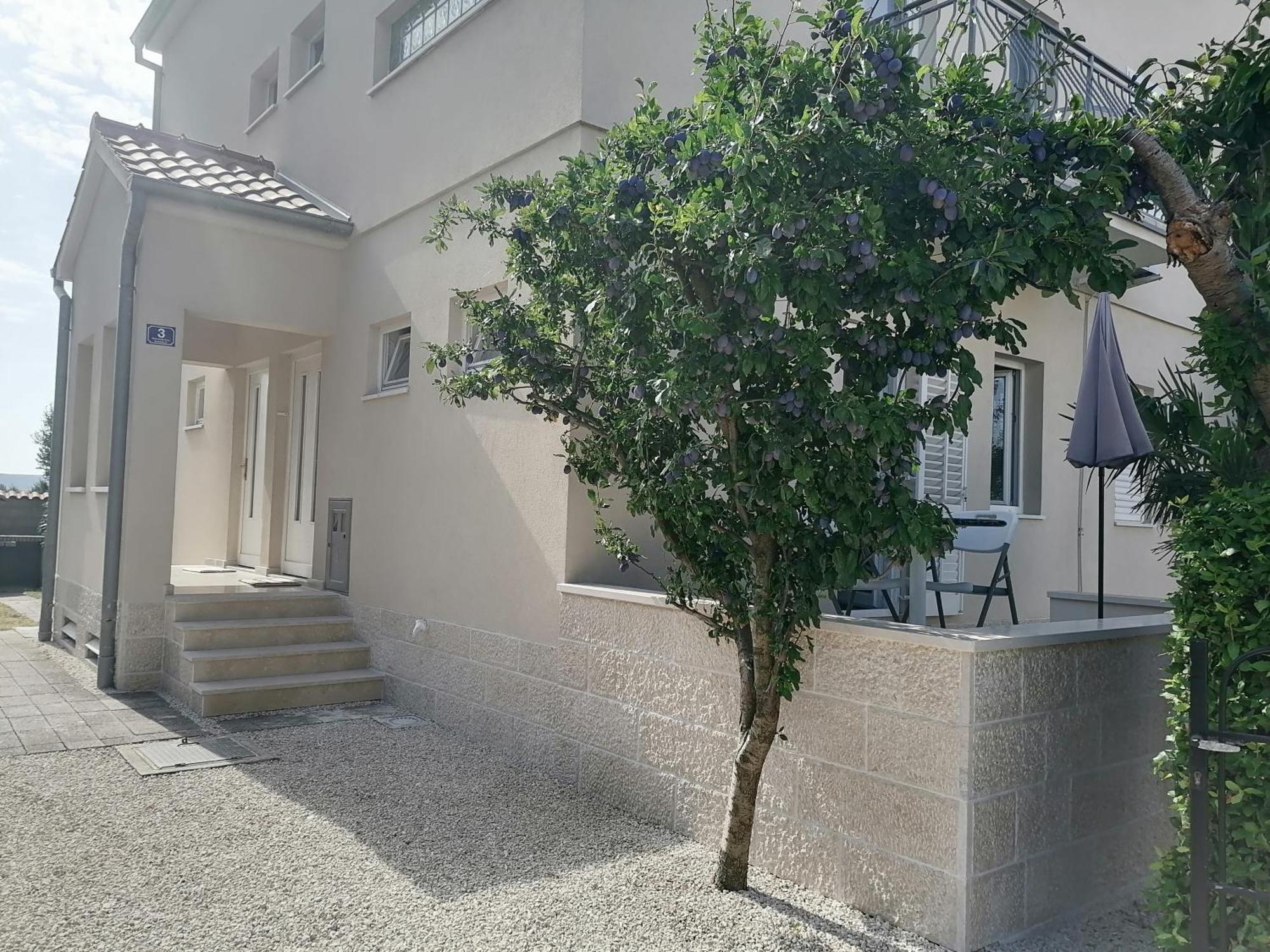 Apartmani Sruk Sukošan Екстериор снимка